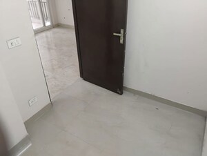 Room in 2 BHK Apartment at Amrapali Golf Homes, Sector 4 Greater Noida – for Rent