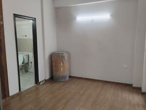 Room in 2 BHK Apartment at Amrapali Golf Homes, Sector 4 Greater Noida – for Rent