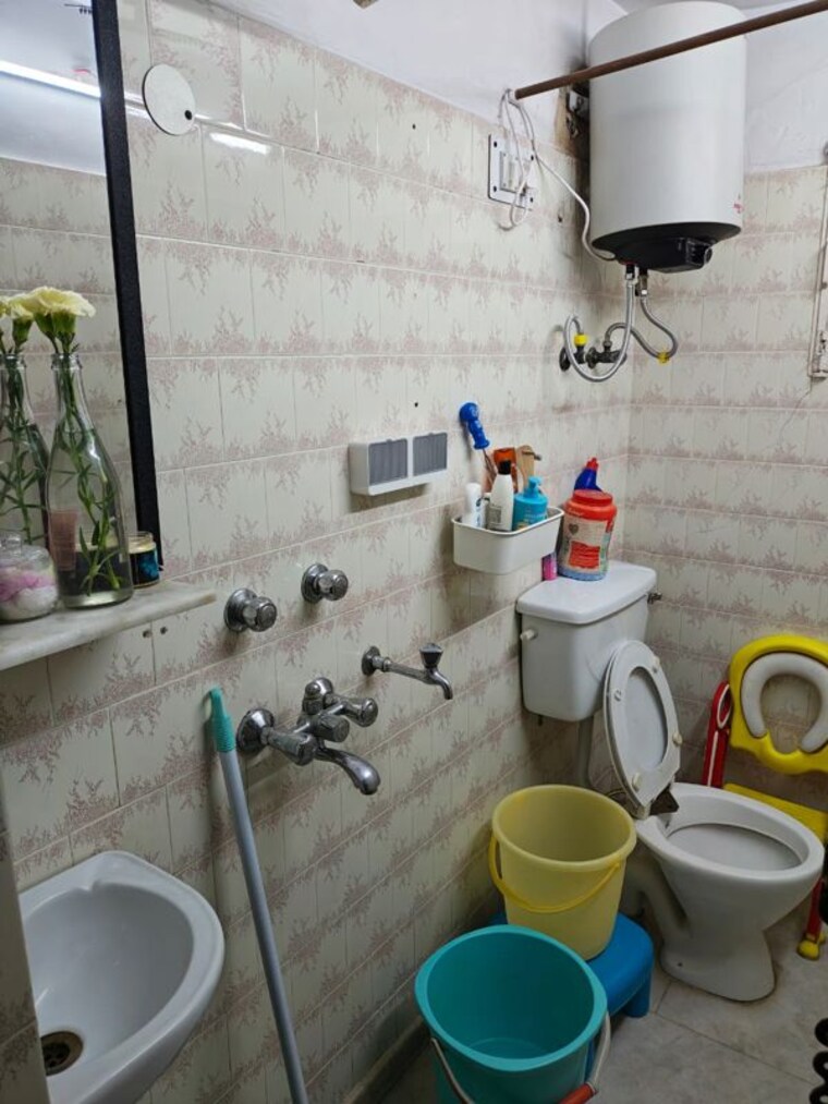 Bathroom, vasant-apartment-mayur-vihar 3.5 Bedroom 1450 Sq.Ft. Apartment In Mayur Vihar 1 Delhi 10296403