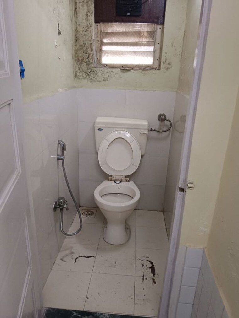 Bathroom, kurla 2 Bedroom 550 Sq.Ft. Apartment In Kurla Mumbai 10296416