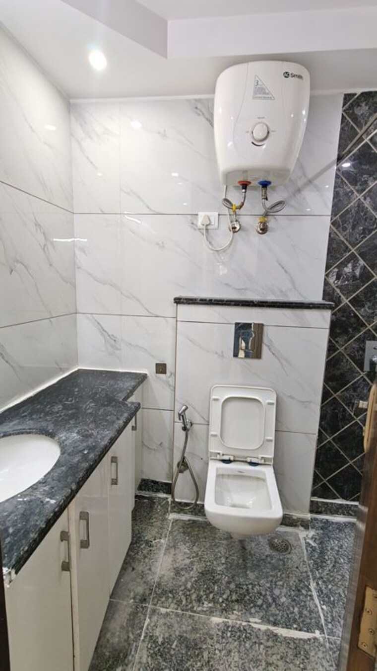 Bathroom, malviya nagar 2 Bedroom 1000 Sq.Ft. Builder Floor In Malviya Nagar Delhi 10296491