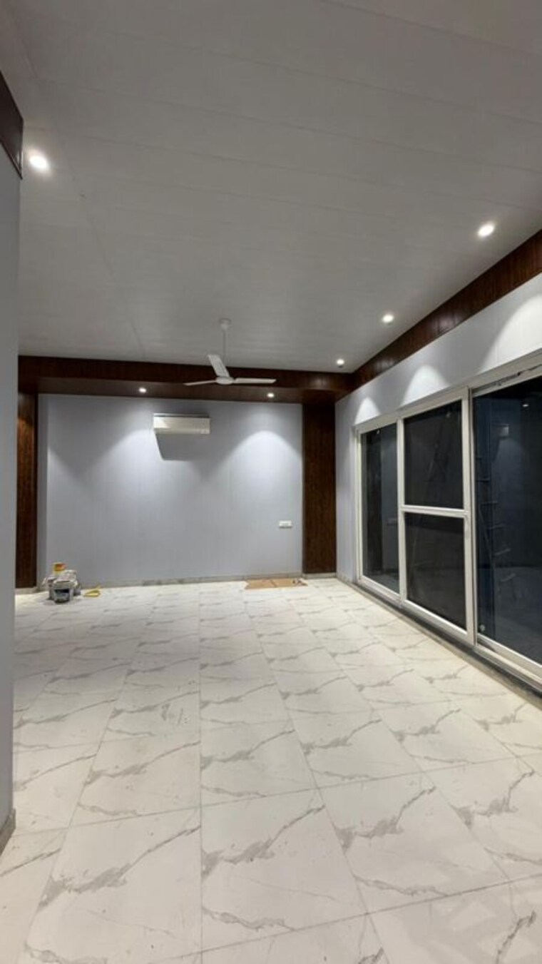 Room, defence colony Commercial Office Space 100 Sq.Ft. In Defence Colony Delhi 10296513