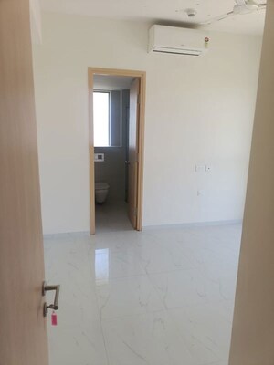 Room in 3 BHK Apartment at Lodha Bel Air, Jogeshwari West – for Rent