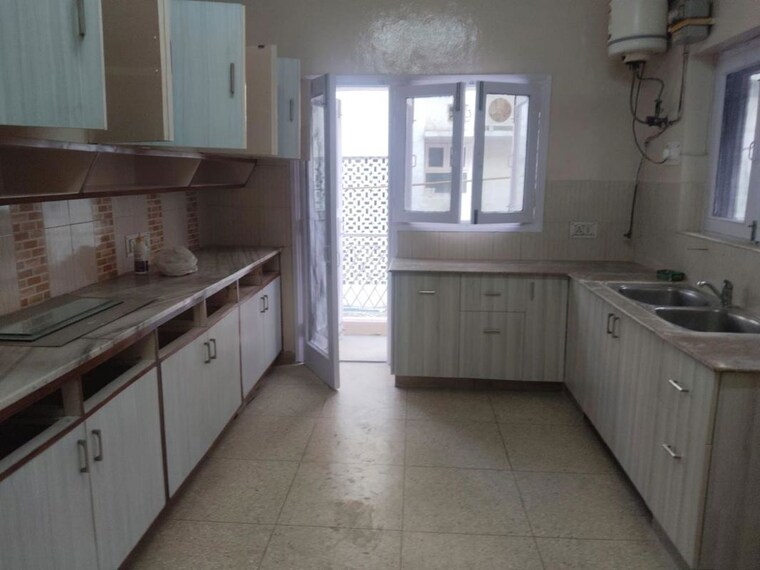 Kitchen, greater kailash i 3 Bedroom 3000 Sq.Ft. Builder Floor In Greater Kailash I Delhi 10296641