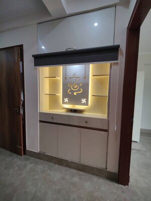 Room in 3 BHK Builder Floor at Sector 9a – for Rent