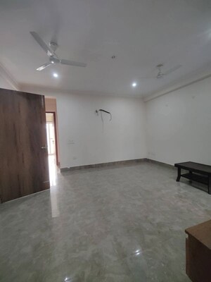 Room in 3 BHK Builder Floor at Sector 9a – for Rent