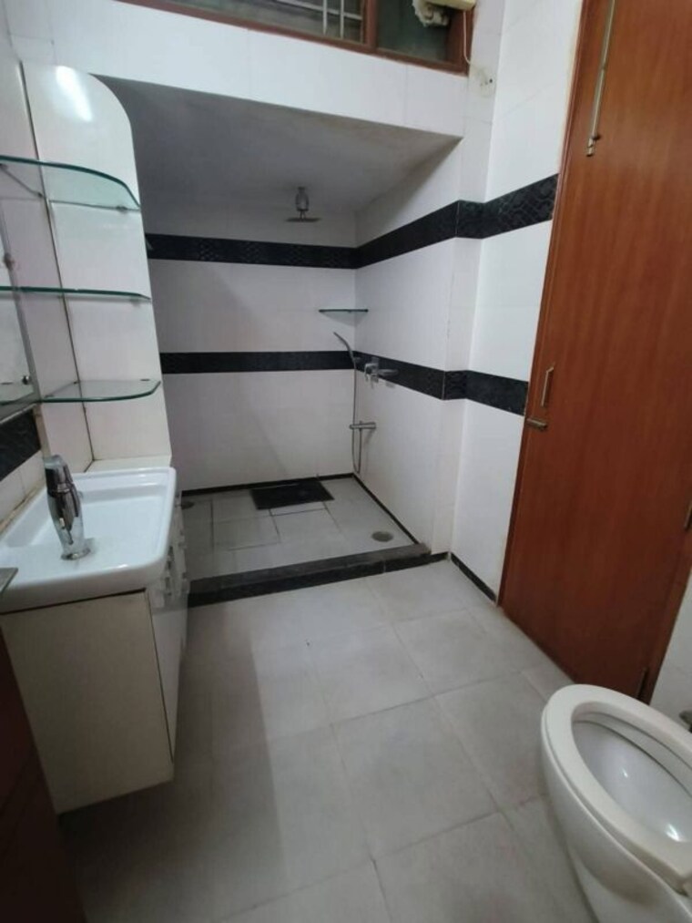 Bathroom, sector 9a 3 Bedroom 160 Sq.Yd. Builder Floor In Sector 9a Gurgaon 10296761