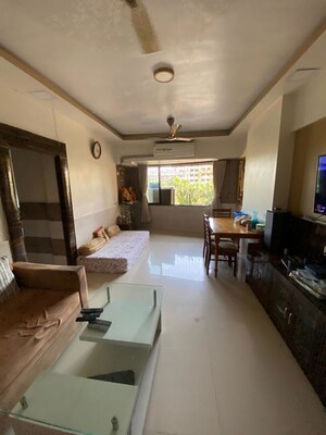Team Area in 2 BHK Apartment at Andheri West – for Rent