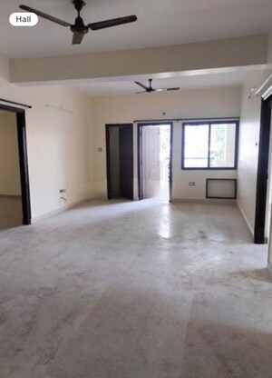 Room in 3 BHK Apartment at Jugals Emerald Court, Hazratganj – for Rent