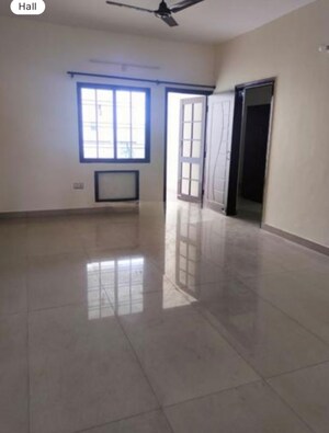 Room in 3 BHK Apartment at Jugals Emerald Court, Hazratganj – for Rent