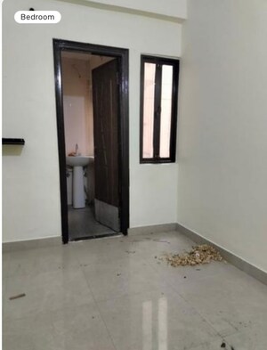 Room in 3 BHK Apartment at Jugals Emerald Court, Hazratganj – for Rent