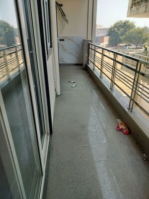 Balcony in 2 BHK Builder Floor at Sector 33 – for Rent