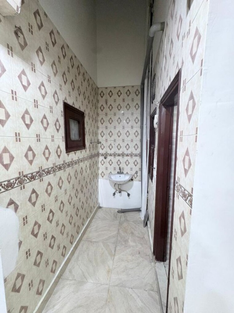 Bathroom, savita vihar 3 Bedroom 1680 Sq.Ft. Builder Floor In Savita Vihar Delhi 10296780