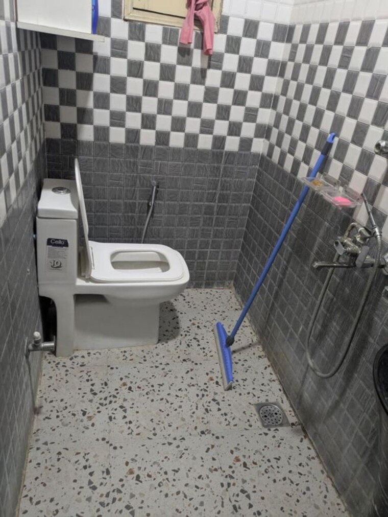 Bathroom, new palam vihar phase 1 2 Bedroom 550 Sq.Ft. Builder Floor In New Palam Vihar Phase 1 Gurgaon 10296978