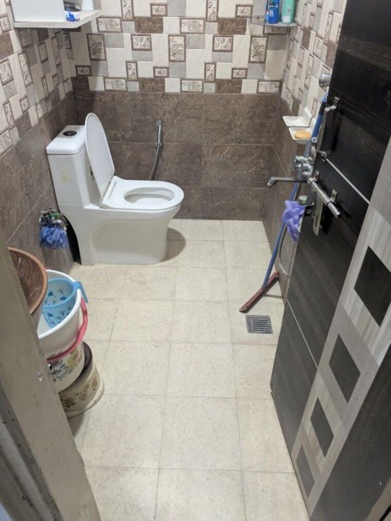 Bathroom, new palam vihar phase 1 2 Bedroom 550 Sq.Ft. Builder Floor In New Palam Vihar Phase 1 Gurgaon 10296978