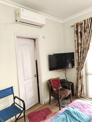 2 BHK Apartment For Rent in Raheja Vedaanta, Sector 108