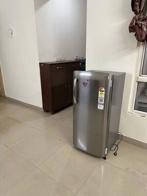 Room in 2 BHK Apartment at Supertech Cape Town, Sector 74 – for Rent