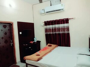 Team Area in 3.5 BHK Apartment at Ansal Celebrity Meadows, Sushant Golf City – for Rent