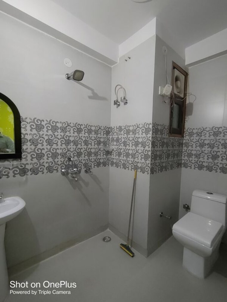 Bathroom, dwarka mor 1 Bedroom 50 Sq.Yd. Builder Floor In Dwarka Mor Delhi 10297681