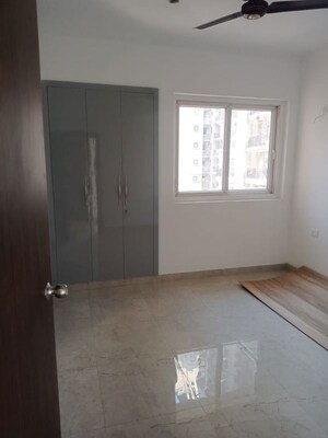 Room in 2 BHK Apartment at Jaypee Greens Aman, Sector 151 – for Rent
