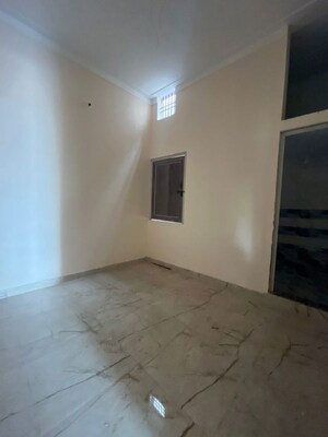 Room in 3 BHK Independent House at Santoshi Nagar – for Rent