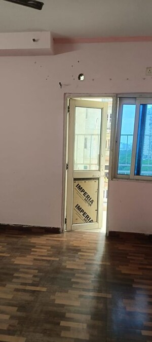 Room in 3.5 BHK Apartment at Mahagun Moderne, Sector 78 – for Rent