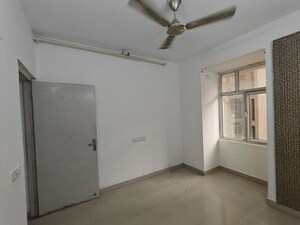 Room in 3 BHK Apartment at Nirala Greenshire, Sector 2 Greater Noida – for Rent