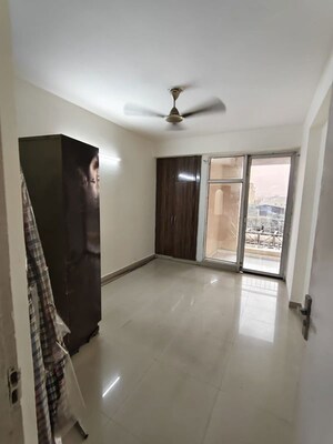 Room in 3 BHK Apartment at Nirala Greenshire, Sector 2 Greater Noida – for Rent