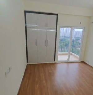 Room in 3 BHK Apartment at Amrapali Dream Valley, Tech Zone 4 Greater Noida – for Rent