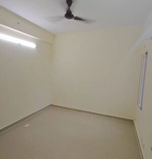 Room in 3 BHK Apartment at Amrapali Dream Valley, Tech Zone 4 Greater Noida – for Rent