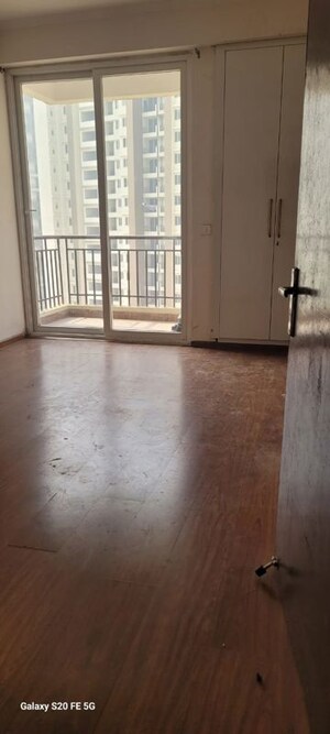 Room in 3 BHK Apartment at Amrapali Golf Homes, Sector 4 Greater Noida – for Sale