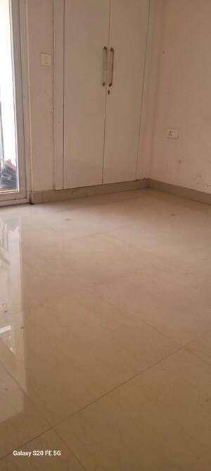 Room in 3 BHK Apartment at Amrapali Golf Homes, Sector 4 Greater Noida – for Sale