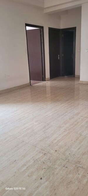 Room in 3 BHK Apartment at Amrapali Golf Homes, Sector 4 Greater Noida – for Sale