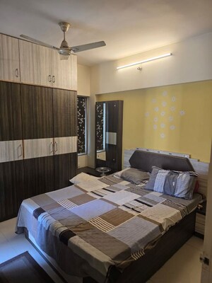 Bedroom in 3.5 BHK Apartment at Thane West – for Rent
