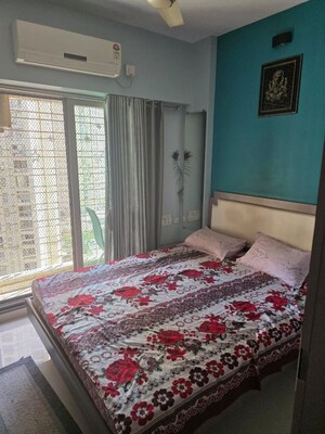 Bedroom in 3.5 BHK Apartment at Thane West – for Rent