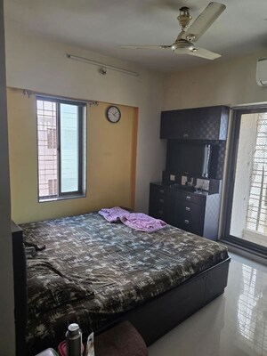 Bedroom in 3.5 BHK Apartment at Thane West – for Rent