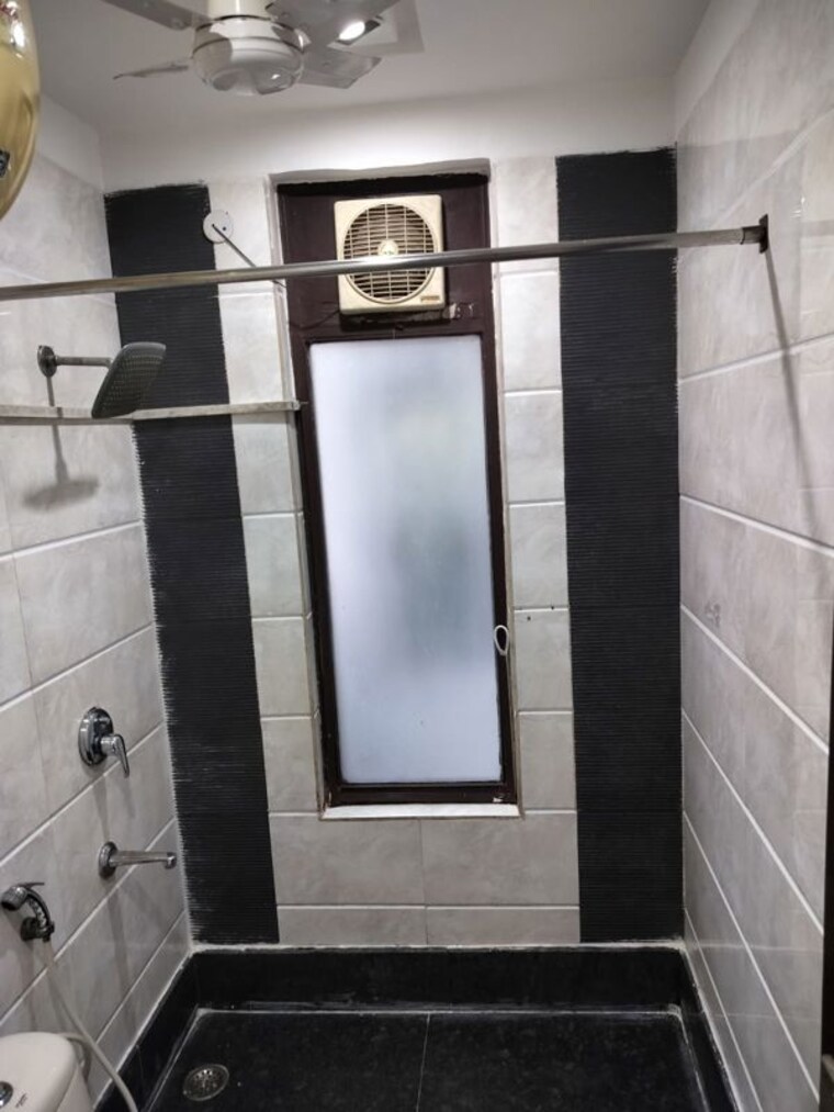 Bathroom, east of kailash 3 Bedroom 1350 Sq.Ft. Builder Floor In East Of Kailash Delhi 10298097