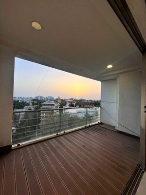 Room in 3.5 BHK Apartment at Juhu – for Rent