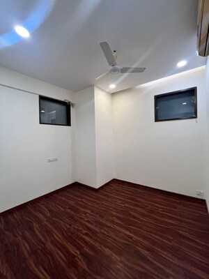 Room in 3.5 BHK Apartment at Juhu – for Rent