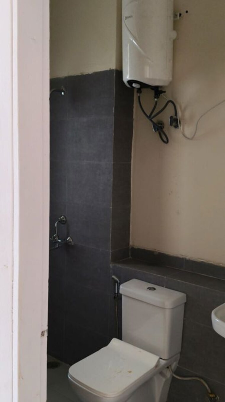 Bathroom, uttam nagar 2 Bedroom 600 Sq.Ft. Builder Floor In Uttam Nagar Delhi 10296091