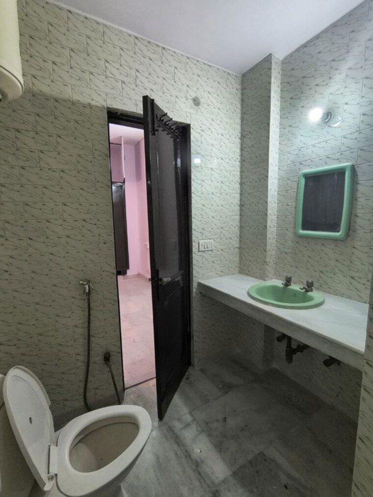 Bathroom, chittaranjan park 3 Bedroom 1350 Sq.Ft. Builder Floor In Chittaranjan Park Delhi 10298216