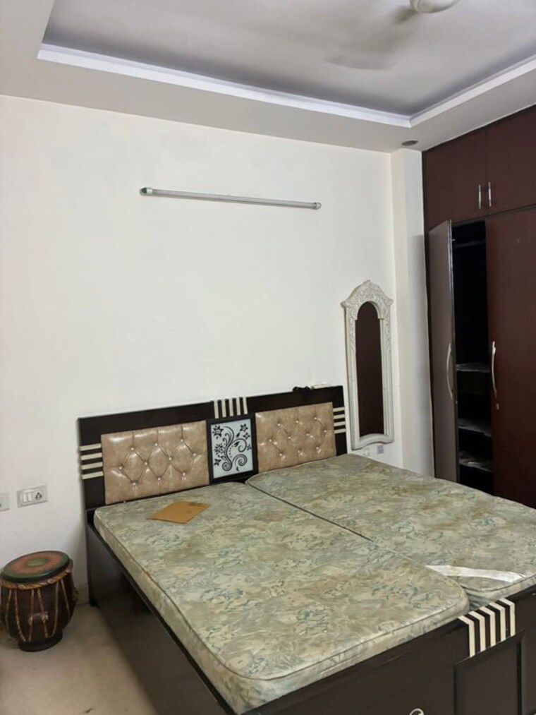 Room, rajouri garden 2.5 Bedroom 100 Sq.Yd. Builder Floor In Rajouri Garden Delhi 10298394