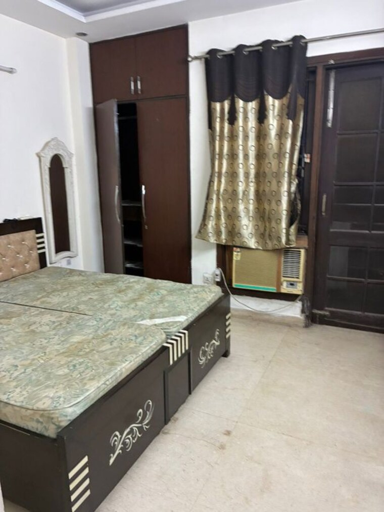 Bedroom, rajouri garden 2.5 Bedroom 100 Sq.Yd. Builder Floor In Rajouri Garden Delhi 10298394