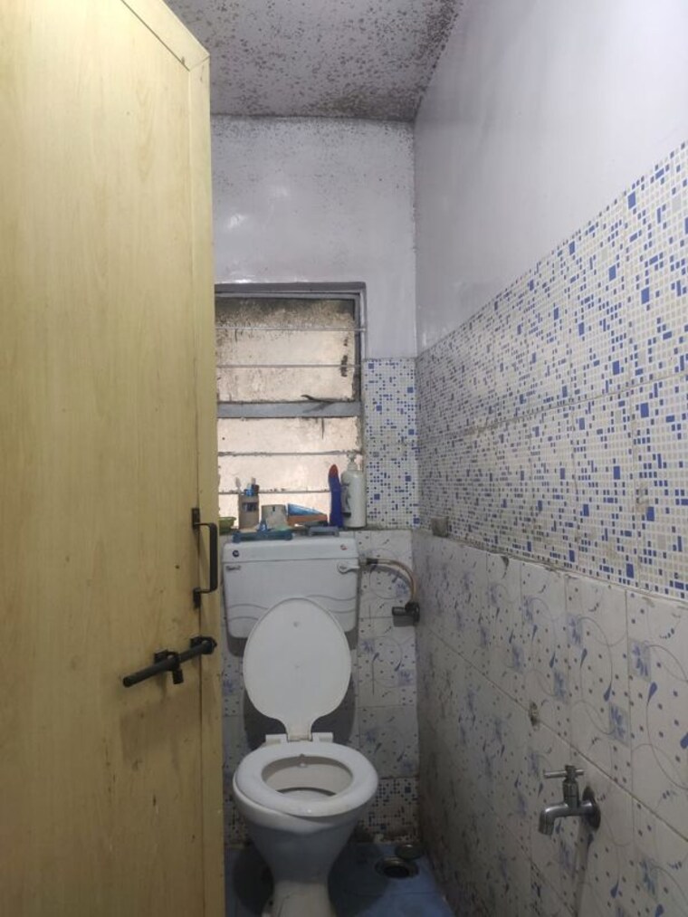 Bathroom, gujrat colony 1 Bedroom 516 Sq.Ft. Apartment In Gujrat Colony Pune 10298466