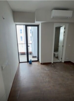 Room in 3.5 BHK Apartment at Signature Global City 63A, Sector 63a – for Rent