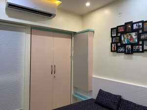 Room in 2 BHK Apartment at Lodha Amara, Kolshet Road – for Rent