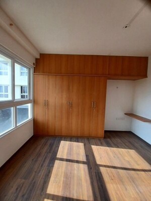 Room in 2.5 BHK Apartment at Godrej Aqua, International Airport Road – for Rent