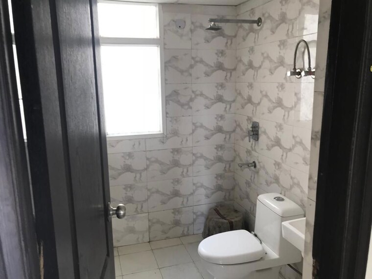 Bathroom, amrapali-royal 3 Bedroom 1800 Sq.Ft. Apartment In Vaibhav Khand Ghaziabad 10298551
