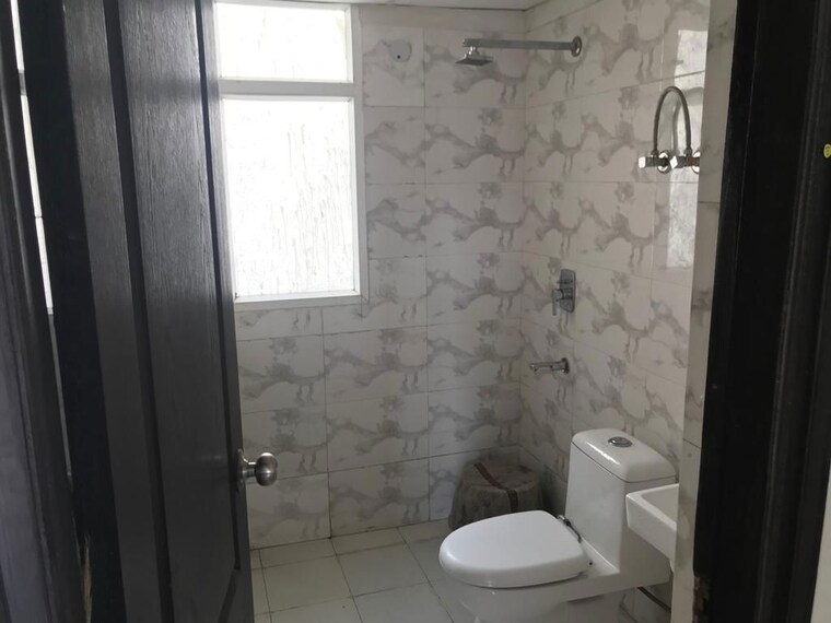 Bathroom, amrapali-royal 3 Bedroom 1800 Sq.Ft. Apartment In Vaibhav Khand Ghaziabad 10298551