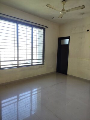 Room in 2 BHK Apartment at Oberoi Realty Park View, Kandivali East – for Rent
